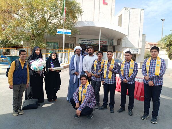 قدردانی پیشتازان دبیرستان باقریه از فرشتگان سفیدپوش در بیمارستان موسی بن جعفر(ع)