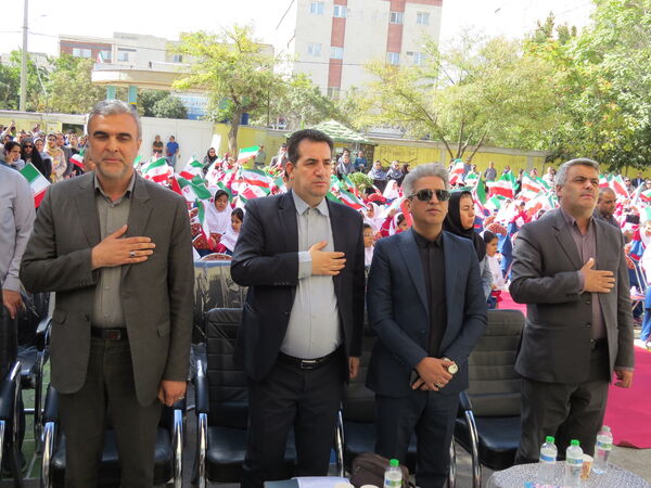نواختن زنگ اول مهر در مدرسه شهدا فرهنگی 
