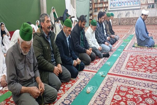 اقامه نماز جماعت باحضور معتکفین در مسجد جامع شهر بار نیشابور 