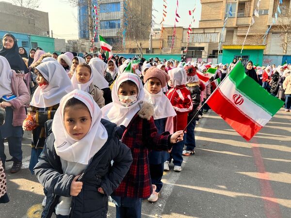 نواختن زنگ انقلاب در دبستان‌المهدی ناحیه 2 کرج 