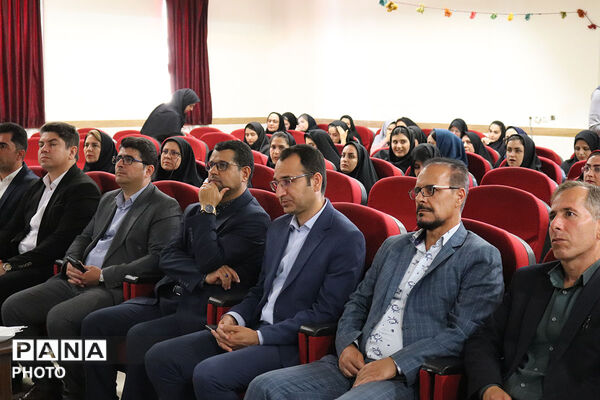 تقدیر از منتخبین حوزه ابتدایی توسط مدیر کل آموزش پرورش 