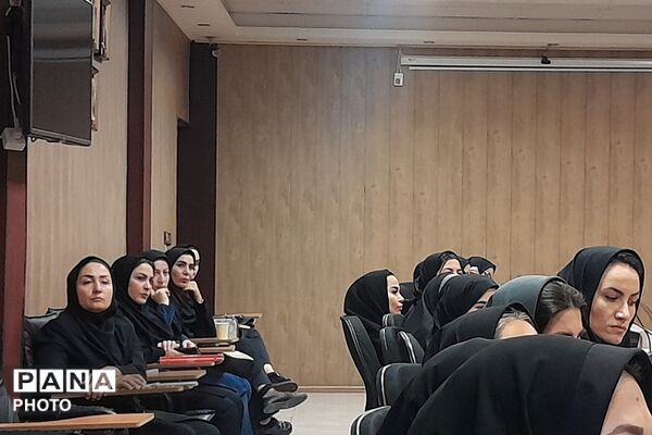 جلسه‌ هم‌افزایی‌ مربیان‌ کودکستان ناحیه دو بهارستان