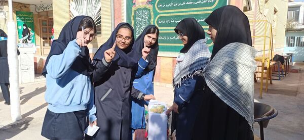 برگزاری انتخابات شورای دانش‌آموزی در مدرسه شاهد آمنه