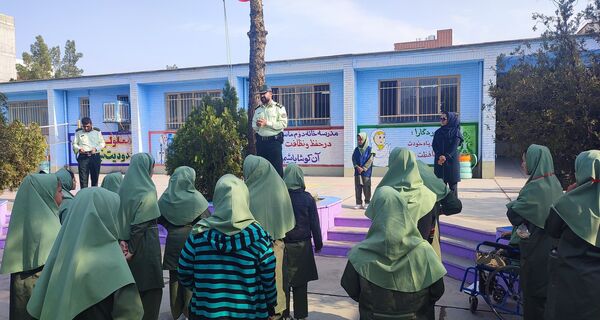 حضور سرهنگ اسماعیل اکبری رئیس کلانتری ۱۳ نیشابور در جمع دانش‌آموزان دبستان میلاد نیشابور 