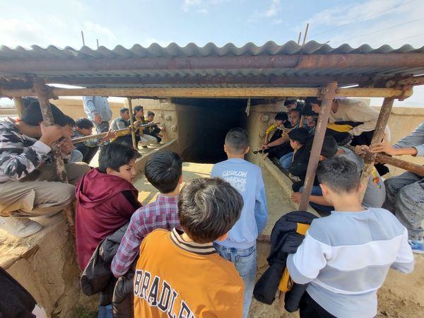 بازدید دانش‌آموزان دبیرستان نمونه دولتی پژوهش آشخانه از محوطه تاریخی ریوی