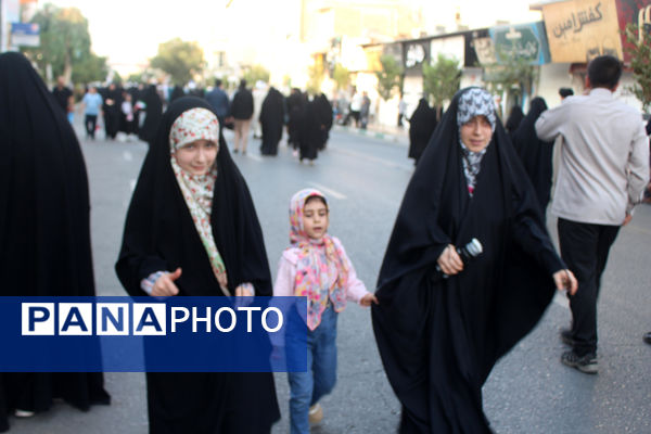 جلوه‌های حماسی از حضور نوجوانان قمی در مراسم تشییع شهدا 