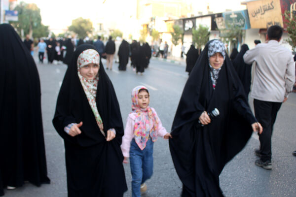 جلوه‌های حماسی از حضور نوجوانان قمی در مراسم تشییع شهدا 