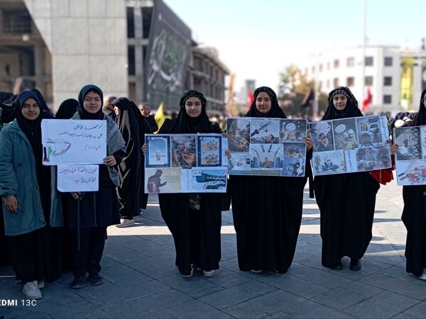 حضور پر شور دانش آموزان  در راهپیمایی ۱۳ آبان 