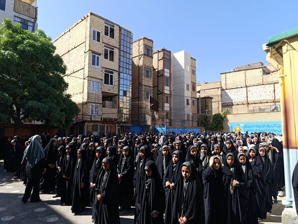 نواختن زنگ سپاس معلم در دبیرستان و دبستان میرزا جعفر سروقد