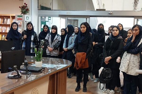 بازدید دانش‌آموزان از کتابخانه فرهنگسرای قلم در بهارستان‌دو