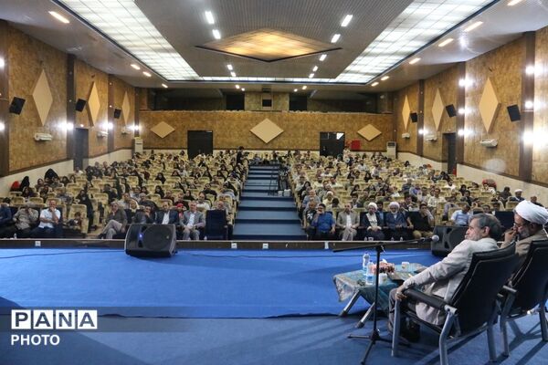 میزبانی میبد از طنزپردازان یزدی در شبی سرشار از لبخند
