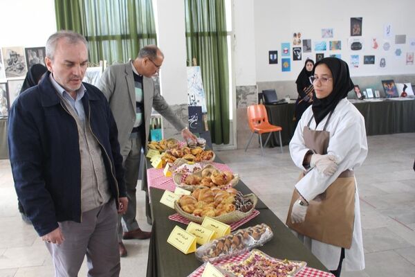 نمایشگاه هنرجویان هنرستان حافظ به‌مناسبت ایام دهه فجر