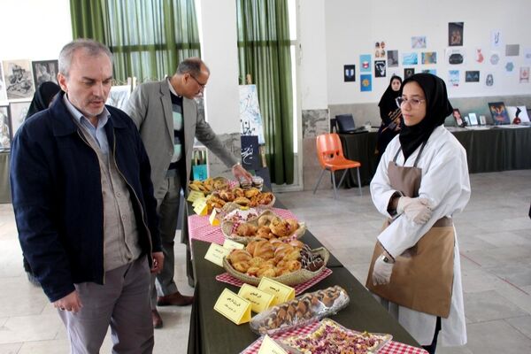 نمایشگاه هنرجویان هنرستان حافظ به‌مناسبت ایام دهه فجر