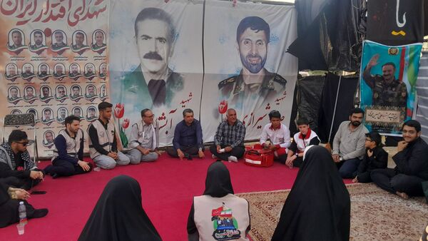 دانش‌آموزان در موکب دانش‌آموزی عشاق‌الحسین از زائرین کربلای معلی پذیرایی کردند