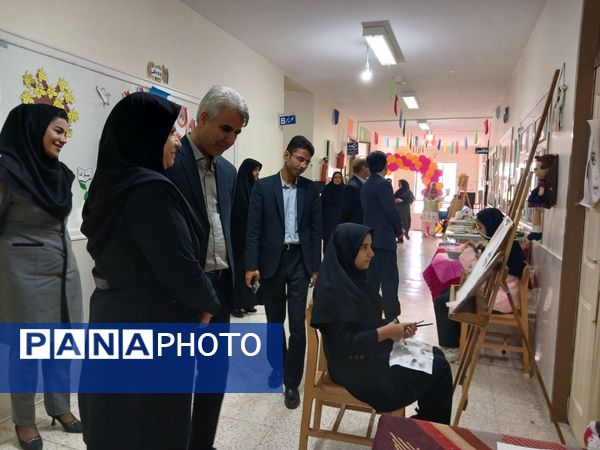 بازدید مدیر آموزش و پرورش کاشمر از نمایشگاه دبیرستان سما