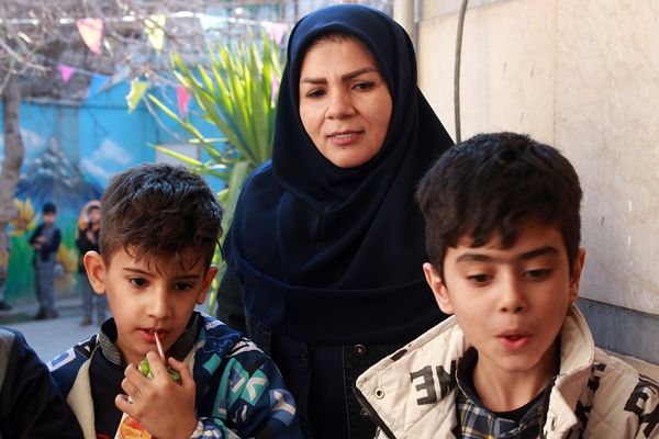 صبحگاه پرشور پاییزی در مدرسه نور ایمان بهارستان‌دو