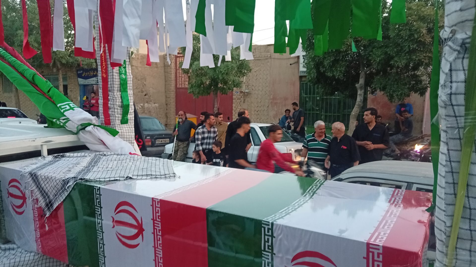 به تصویر کشیدن حماسه تشییع نمادین رهبر شهید در شهر میلاجرد