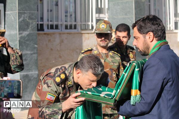 حضور خادمان حرم حضرت معصومه(س) همراه پرچم متبرک در پادگان قهرمان