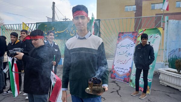 وداع دانش‌آموزان مراغه با شهید گمنام