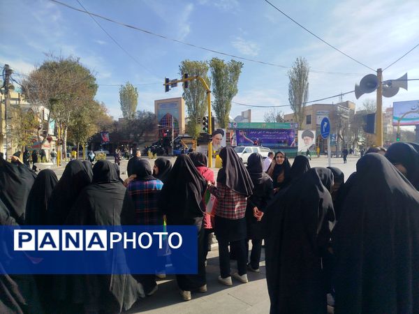 حضور پرشور دانش‌آموزان دبیرستان هیئت امنایی معراج اردبیل در راهپیمایی روز ۱۳ آبان ماه