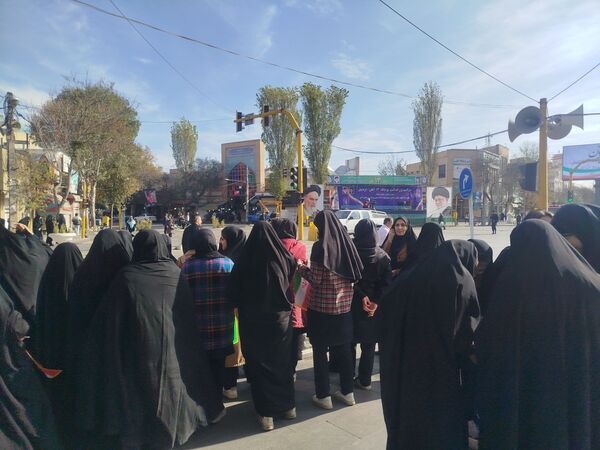 حضور پرشور دانش‌آموزان دبیرستان هیئت امنایی معراج اردبیل در راهپیمایی روز ۱۳ آبان ماه