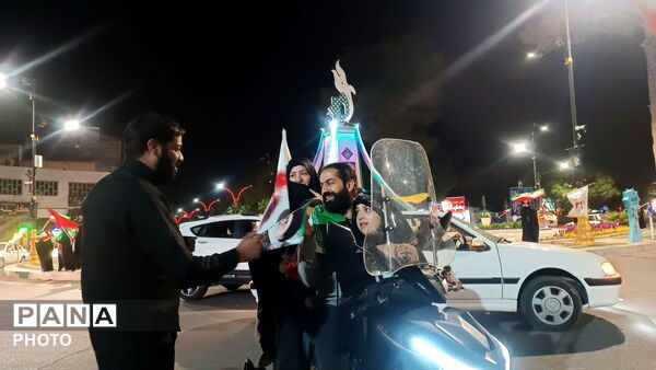 توزیع پرچم جمهوری اسلامی ایران و پوستر امام شهید در کاشمر 