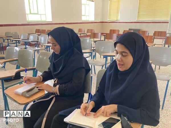 همایش تخصصی انتخاب رشته کنکور سراسری در دبیرستان انقلاب اسلامی شهرستان خاتم  