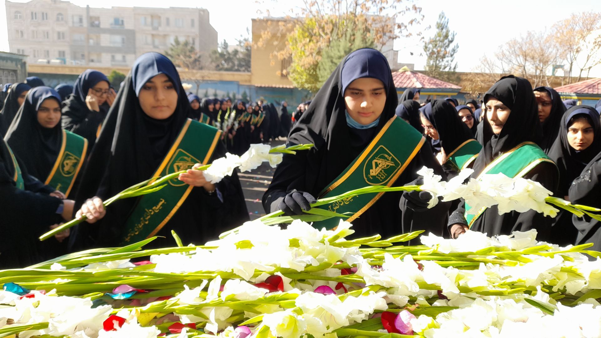حال‌وهوای معنوی دانش‌آموزان در استقبال از پیکر شهید ۲۳ ساله در مدرسه شهید عصمت ناحیه 3 کرج 