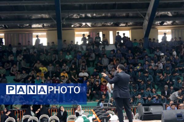 اجتماع دانش‌آموزی به‌مناسبت ولادت شهیدابراهیم هادی در یزد