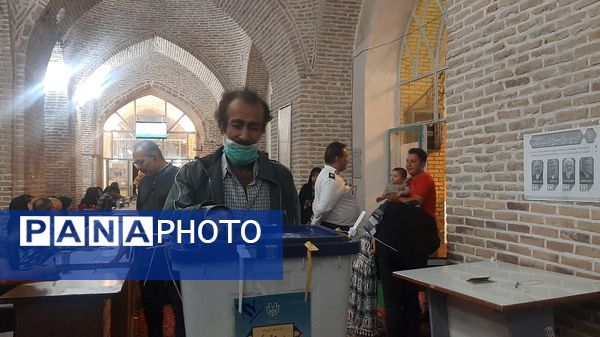 حضور مردم ولایتمدار نیشابور پای صندوق‌های رای