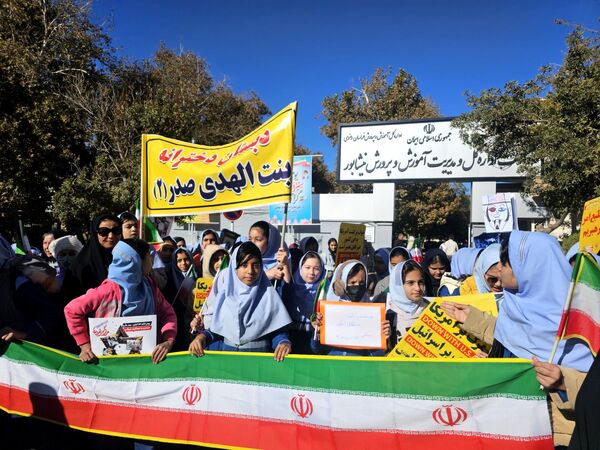 حضور پرشور دانش‌آموزان در راهپیمایی روز ۱۳ آبان