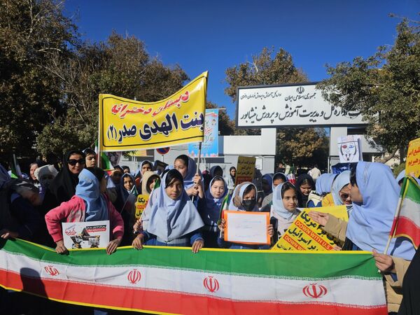 حضور پرشور دانش‌آموزان در راهپیمایی روز ۱۳ آبان