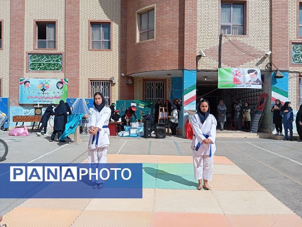 مراسم نمادین هفته تربیت‌بدنی و ورزش در دبیرستان هفده شهریور شهرستان فیروزکوه