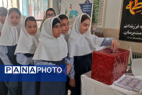 جوانه های دموکراسی در قدس؛شور وهیجان دانش آموزان قدس در انتخابات شورای دانش آموزی