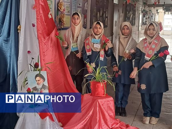 دانش‌آموزان مدرسه سمیه به استقبال دهه فجر رفتند