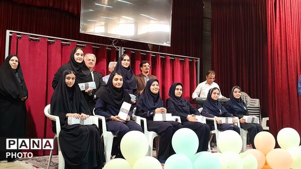 جشن ستارگان و تجلیل از شاگردان برتر آموزشی و فرهنگی دبیرستان شاهد بحرینیان ناحیه۴ 