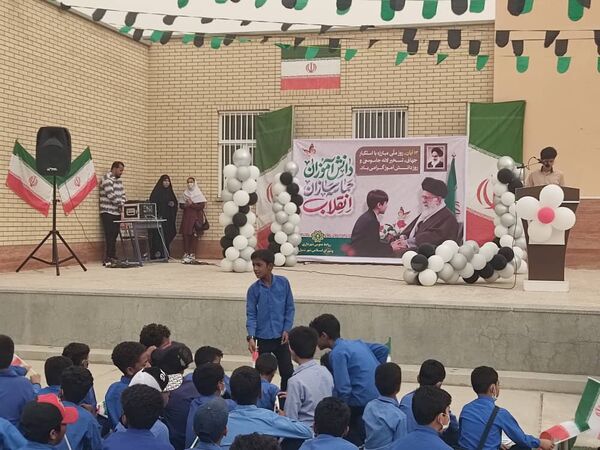 دانش آموزان امروز پرچم داران استقلال و عزت فردا 
