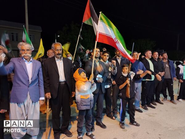 همصدایی فرهنگیان و دانش‌آموزان در تجمع شبانه مردم بیرانوند
