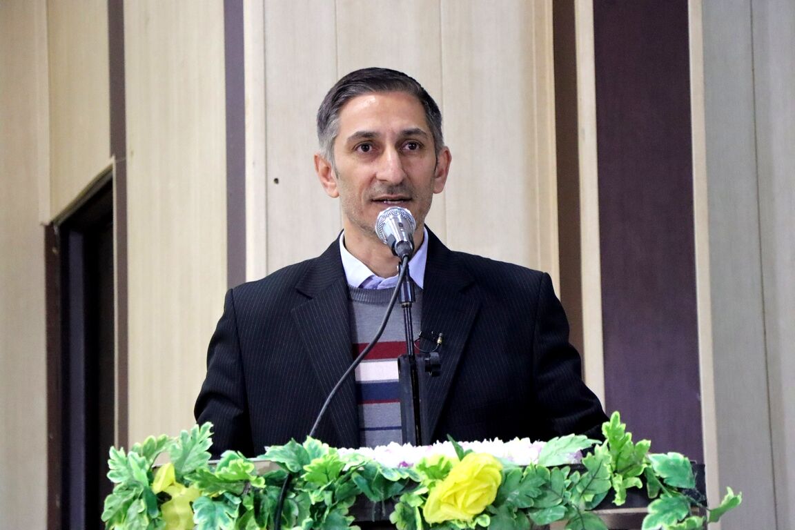 کسی که با چشم باز به دنیا نگاه کند، دنیایی از حقیقت را می‌بیند