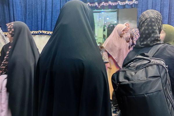 ورود دانش‌ آموزان دختر ناحیه دو شهرری به مراسم معنوی اعتکاف 