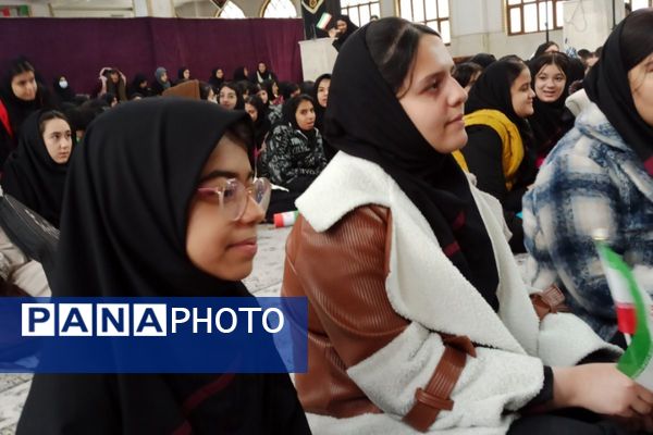 مدرسه شهید لطفی بهارستان‌دو میزبان جشن دهه فجر 