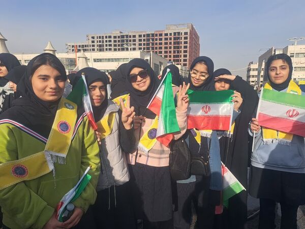حضور دانش آموزان دبیرستان علی افشارنژاد در گردهمایی میدان شهدا و گلبانک انقلاب
