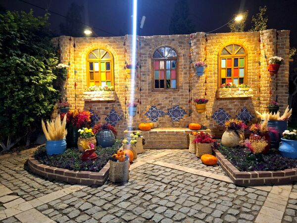 زیبایی باغ گل‌های مشهد در پاییز