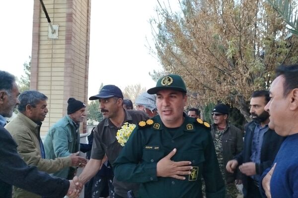 غبار روبی و عطرافشانی قبور مطهر شهدای روستای ظفرآباد