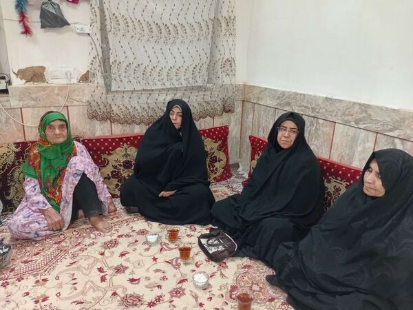 دیدار مسئولین پایگاه کوثر روستای نقاب با مادر شهید غلام زاده