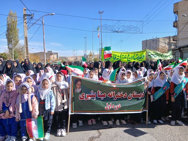 حضور پرشور فرهنگیان و دانش‌آموزان چاراویماق در یوم‌الله  ۱۳ آبان