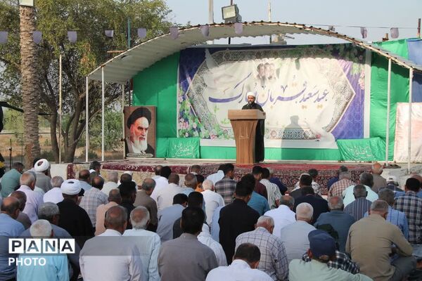 طنین نماز عید قربان در بقعه متبرک امامزاده شاه قطب‌الدین حیدر (ع) رودان