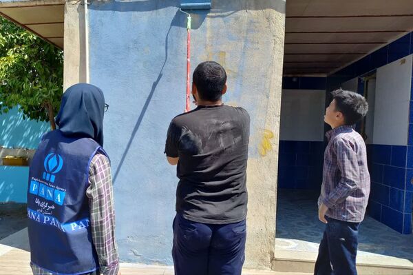 بچه‌ها پای کار زیبا سازی مدارس کم برخوردار در راستای عدالت آموزشی 