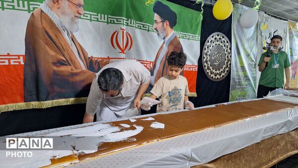 کیک ۱۴ متری کام شهروندان را شیرین کرد