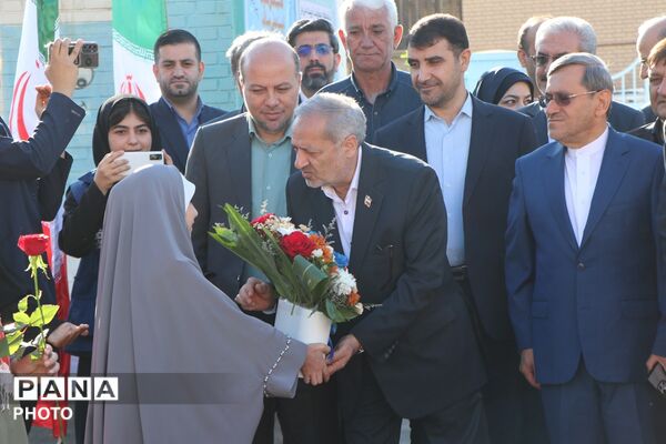 «مهر کریمانه» با حضور وزیر آموزش و پرورش در دبستان پروین اعتصامی بهارستان‌دو